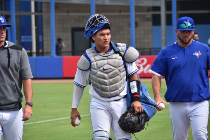 Juan Gonzalez (middle) helped Blue Jays' Irv Carter overcome failure.